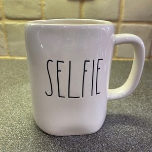 NWT RAE DUNN “ SELFIE” mug.